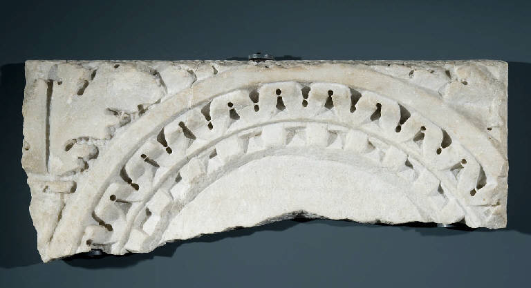 frammento di sarcofago, ad archetti - produzione aquileiese (fine/inizio secc. II/ III)
