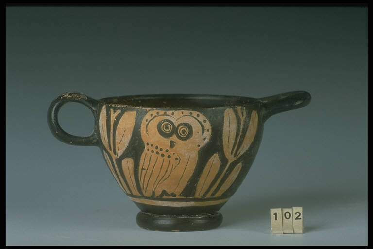 Civetta tra rami d'alloro. (owl-skyphos) di Gruppo Spanner (A.D.Trendall, Third Supplement to the Red-Figured Vase - Apulo