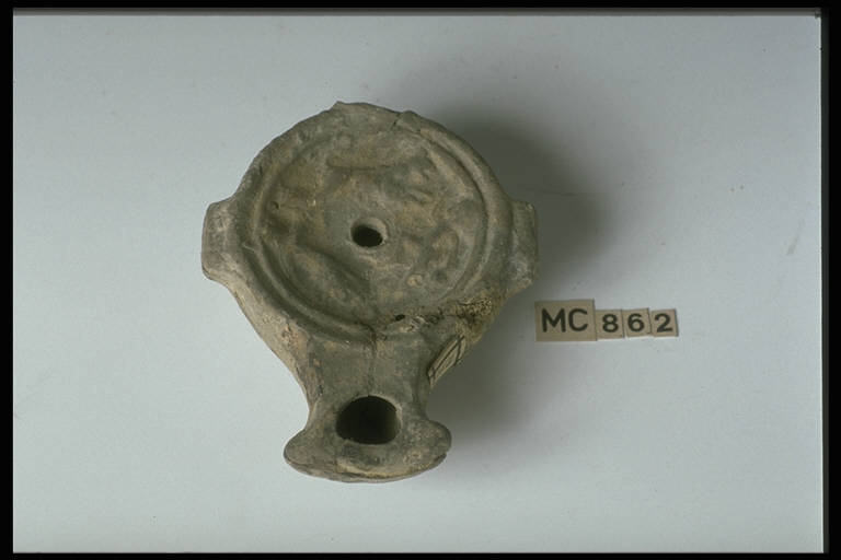Sul disco, animale (cane ?) e figura umana (lucerna ad alette laterali, Deneauve III) - Romano Repubblicano