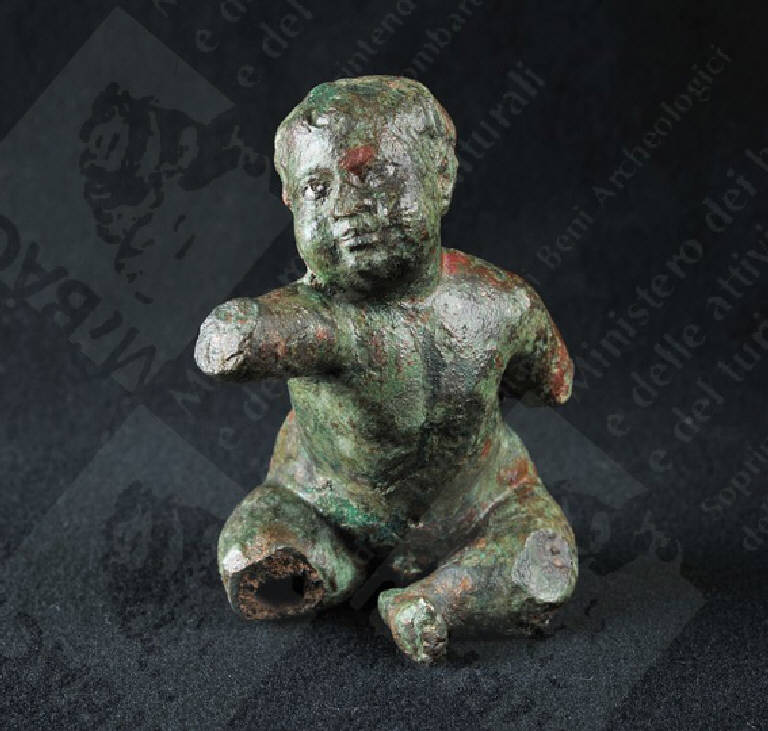 Figura di bambino seduto (statuetta) - ambito romano (secc. I/ II d.C.)