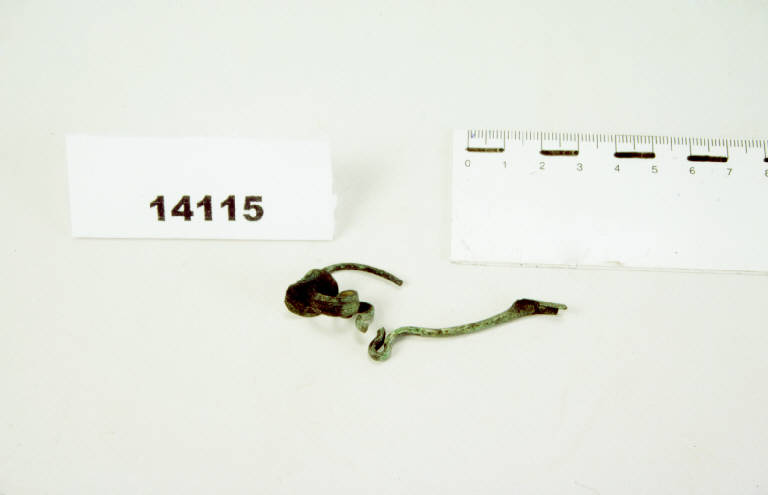 fibula ad arco serpeggiante - prima età del ferro (G II B) (prima metà sec. VI a.C.)