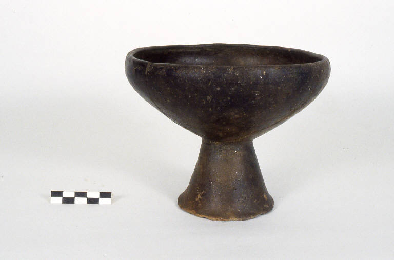 coppa su alto piede - cultura golasecchiana (prima età del Ferro)