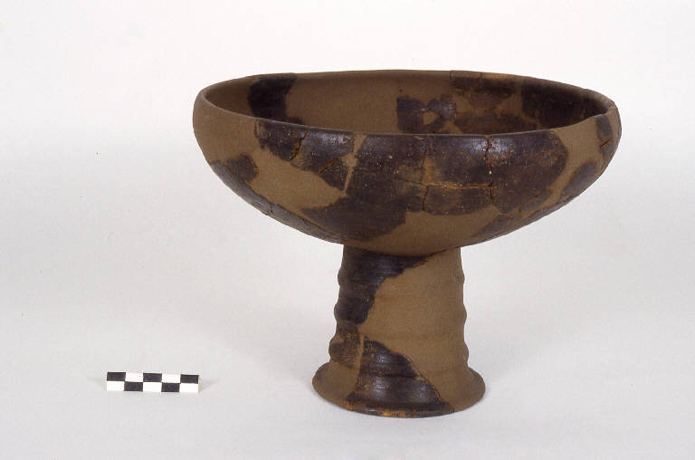 coppa su alto piede - cultura golasecchiana (prima età del Ferro)