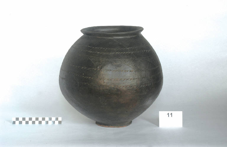 urna globulare - cultura golasecchiana (prima età del Ferro)