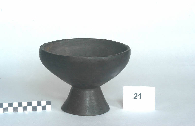 coppa su medio piede - cultura golasecchiana (prima età del Ferro)