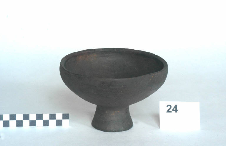 coppa su medio piede - cultura golasecchiana (prima età del Ferro)