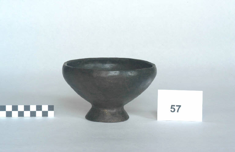 coppa su basso piede - cultura golasecchiana (prima età del Ferro)