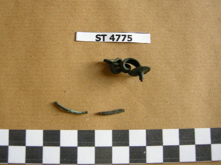 fibula ad arco serpeggiante/ frammento - cultura di Golasecca (fine/inizio secc. VI/ V a.C.)