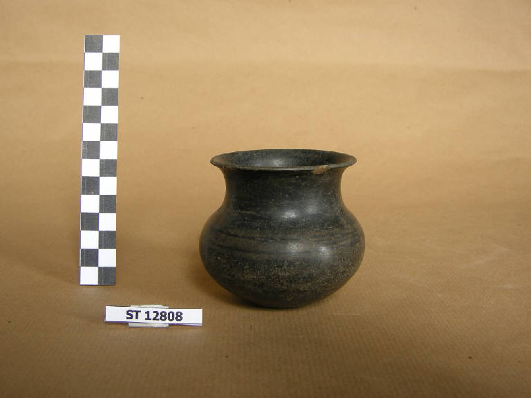 bicchiere globulare - cultura di Golasecca (fine/inizio secc. VII/ V a.C.)