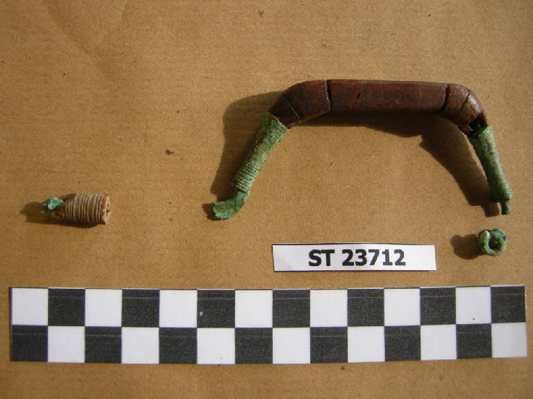 fibula ad arco composito - cultura di Golasecca (fine/inizio secc. VII/ VI a.C.)