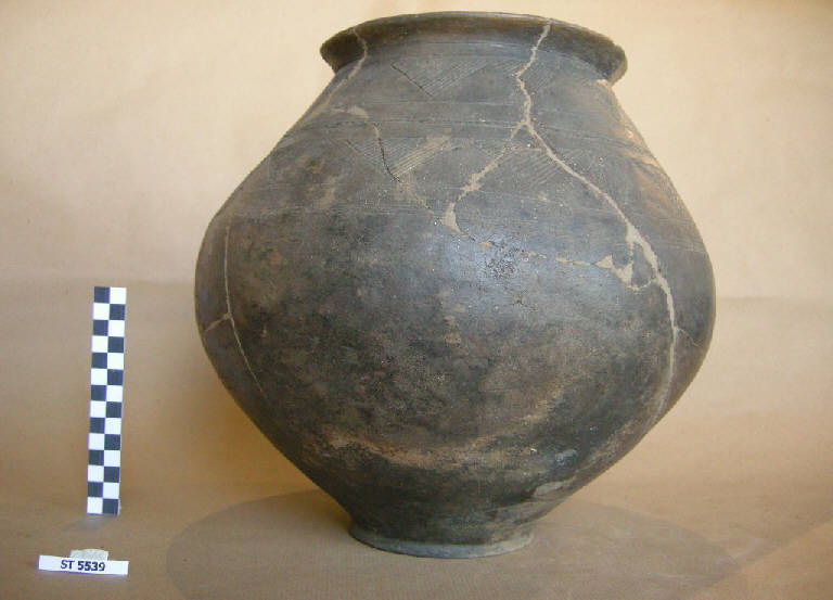 urna biconica - cultura di Golasecca (fine/inizio sec. VII a.C.)