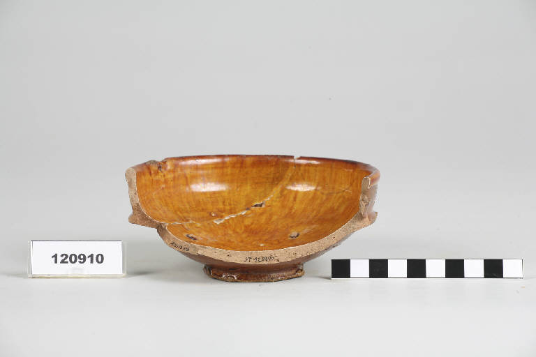 tazza carenata - età rinascimentale (fine sec. XV d.C.)