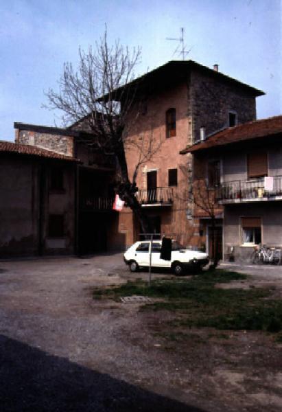 Edificio agricolo fortificato Via Monte Grappa 4 - complesso