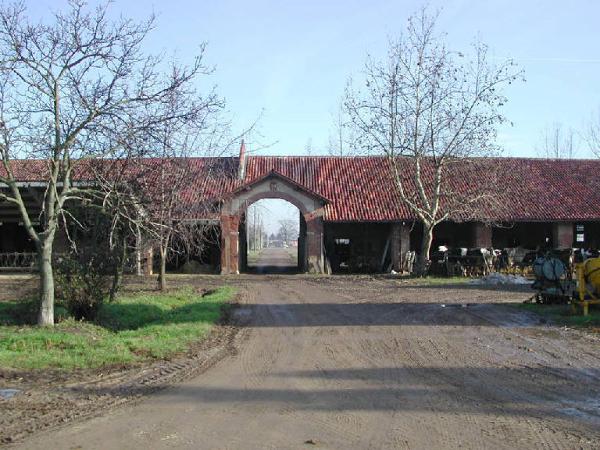 Portico est della Cascina Montano