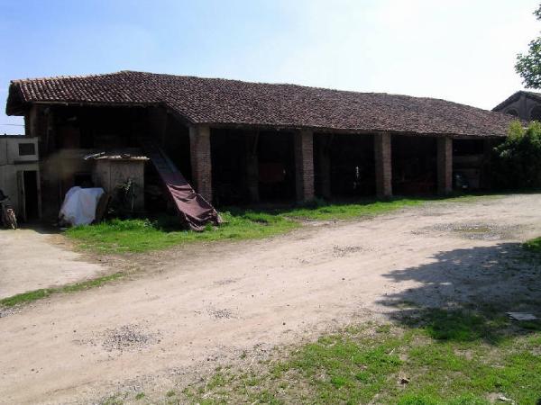 Stalla con portico della Cascina Bozza