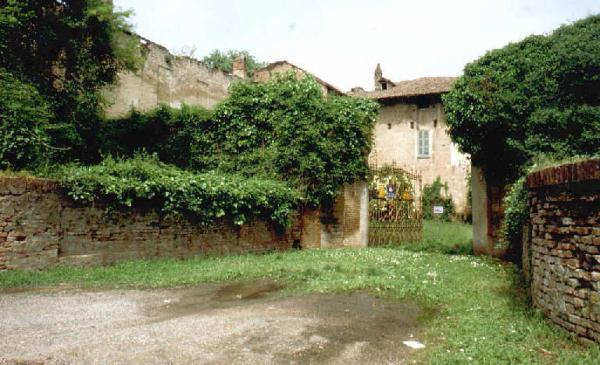 Mura del castello di Pinarolo Pò