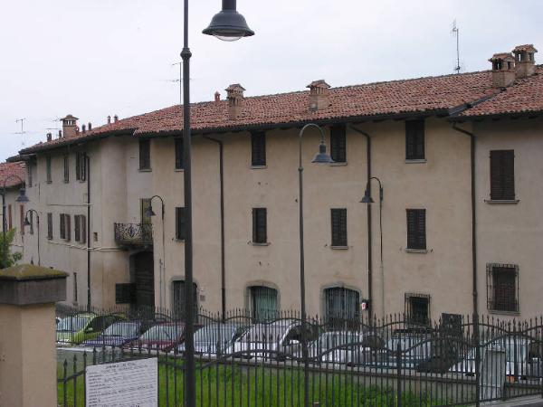 Cascina Via Vittorio Veneto 18 - complesso