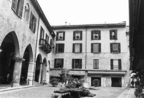 Palazzo Corso Umberto I 18