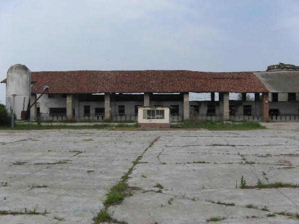 Stalla grande con portico della Cascina Paradiso