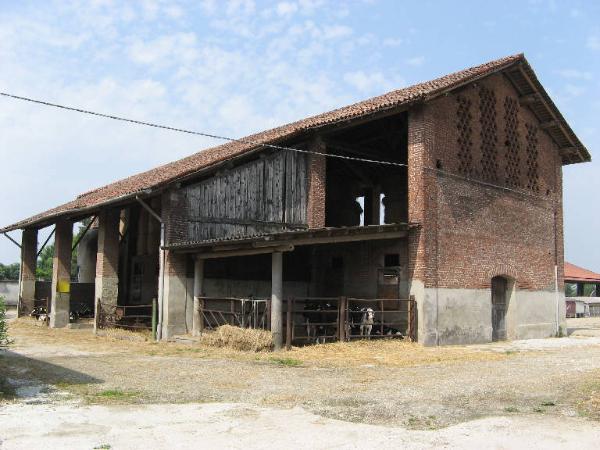 Stalletta con portico della Cascina Resentera