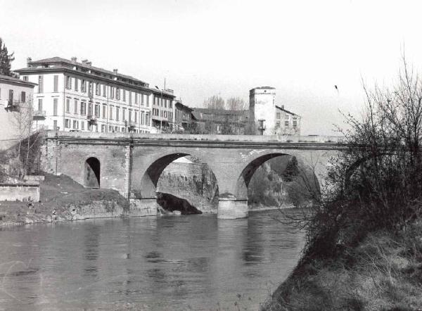 Ponte sul canale Muzza