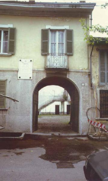 Casa con lapide Piazza Vittorio Emanuele 14