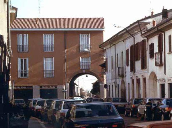 Casa Mozzoni (Torre del lupo e arco)