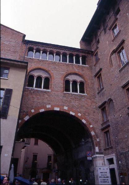 Palazzo della Masseria e arco dell'arengario