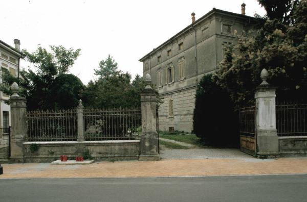 Muro di recinzione della Casa Casnici