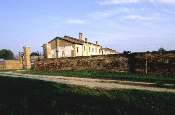 Muro di recinzione della cascina La Corte