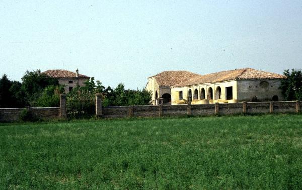 Muro di recinzione della Corte La Cavriana