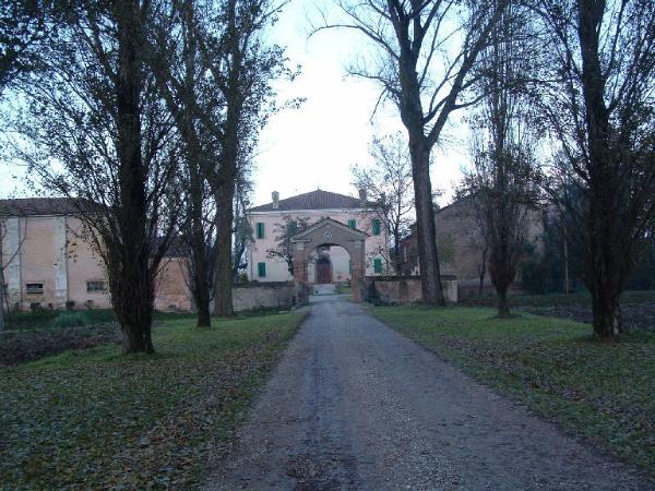 Muro di accesso della Corte Ca' Pietra Bovi