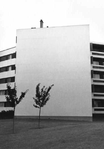 Grande pannello bianco davanti a edificio residenziale