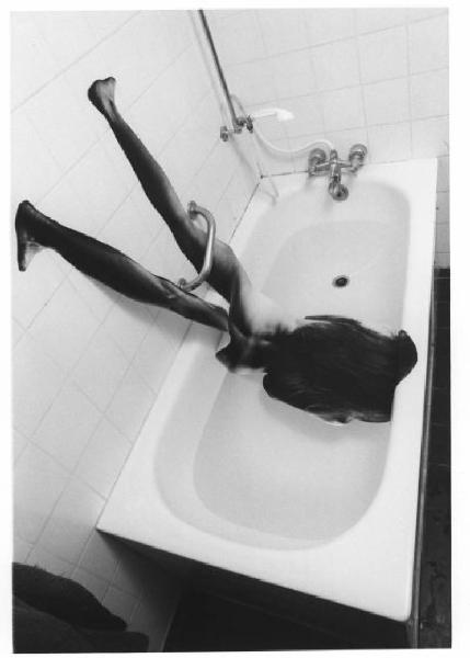 Sagoma in carta di figura femminile nuda in vasca da bagno
