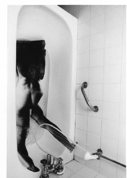 Sagoma in carta di figura femminile nuda in vasca da bagno