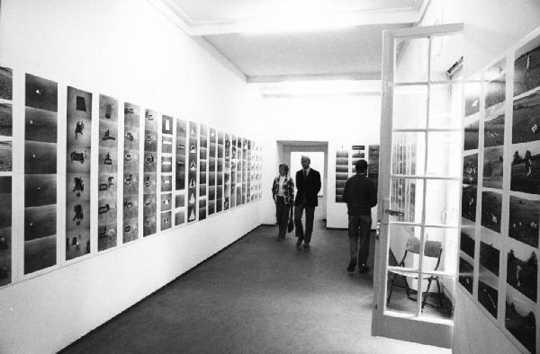 Sala espositiva con le opere fotografiche di Franz Erhard Walther