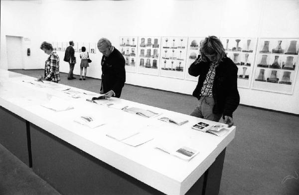 Sala espositiva con le opere fotografiche di Bern e Hilla Becher e visitatori