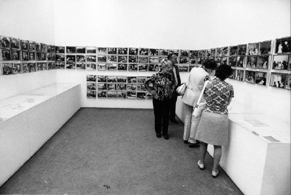 Sala espositiva con le opere fotografiche di Christian Boltanski e visitatori