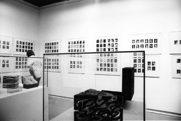 Sala espositiva con gli autoritratti in Polaroid di Lucas Samaras e visitatore