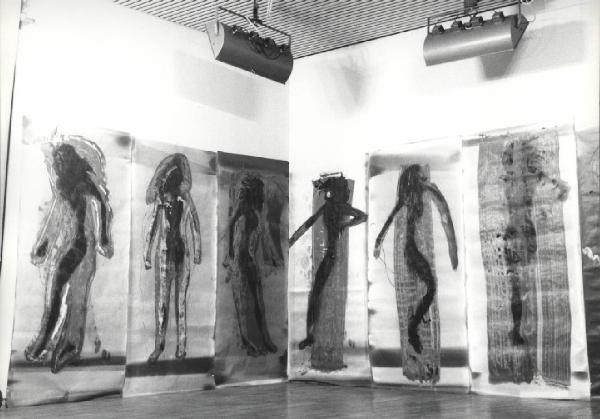Studio dell'artista con fotogrammi raffiguranti sagome di figure femminili lungo le pareti