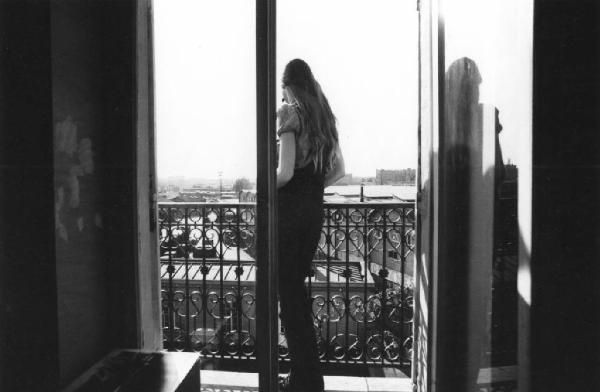 Donna sul balcone di un palazzo