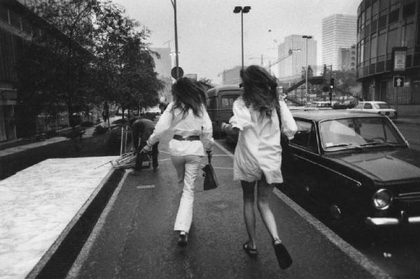 Coppia di donne cammina lungo una strada urbana