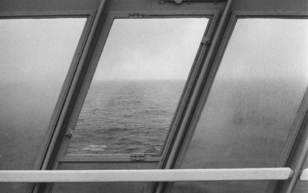 Scorcio di mare dal finestrino di un'imbarcazione
