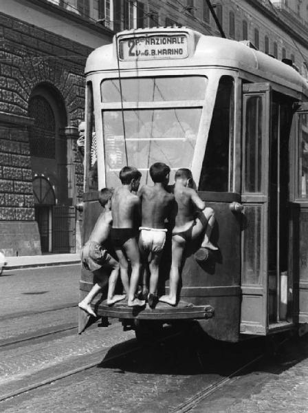 Napoli: Vicoli. Napoli - Vicoli - Tram - Bambini in costume da bagno