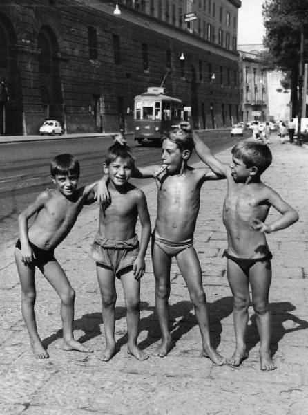 Napoli: Vicoli. Napoli - Vicoli - Ritratto di gruppo - Bambini in costume da bagno - Tram