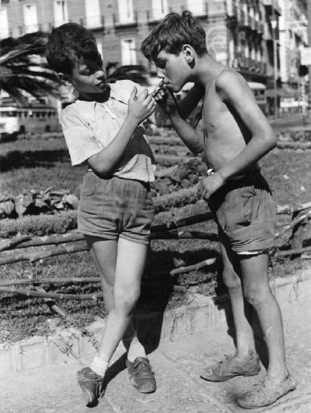 Napoli: Vicoli. Napoli - Vicoli - Ritratto infantile - Due bambini accendono la sigaretta
