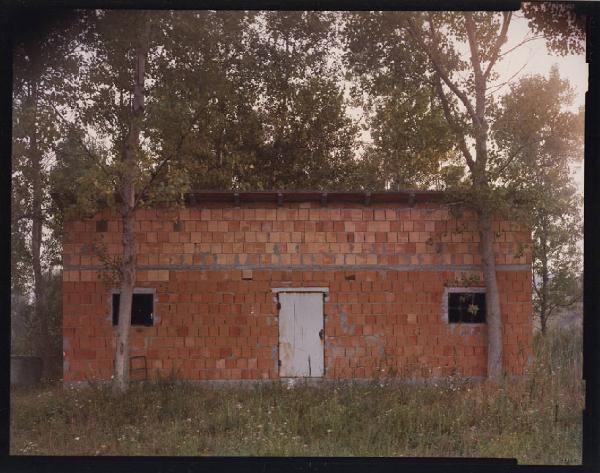 Piavola. Edificio in costruzione - mattoni a vista - alberi