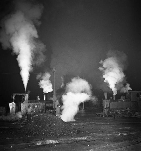 Italia del Sud. Sardegna, Carbonia - Miniera di carbone - Fumo delle locomotive - Cumuli di carbone