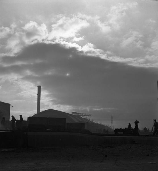 Italia del Sud. Sardegna - Carbonia - miniera di carbone - impianti in esterno