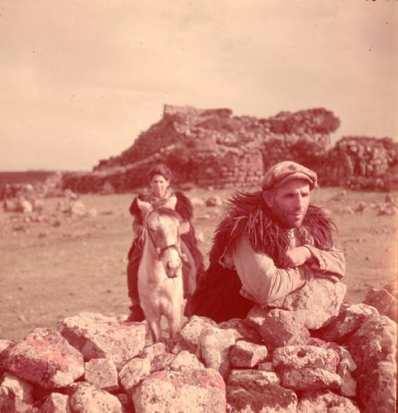 Italia del Sud. Sardegna - nuraghe - pastori